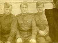 Брат Михаила Григорьевича Лев Григорьевич Бахменд (в центре)