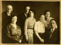 Шкляревский Яков Моисеевич (в центре) с женой Цилей Пинхусовной и родственниками