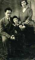 Ефим Шкляревский с женой (Ганя) и сыном (Володя)
