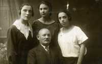 Мария Моисеевна с друзьями (первая справа)